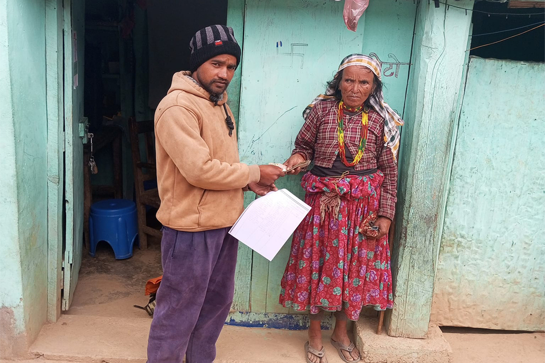 भूकम्प प्रभावित साउँदको परिवारलाई राहत रकम हस्तान्तरण 